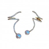 Brincos Ear Cuff Dourados com Pérolas